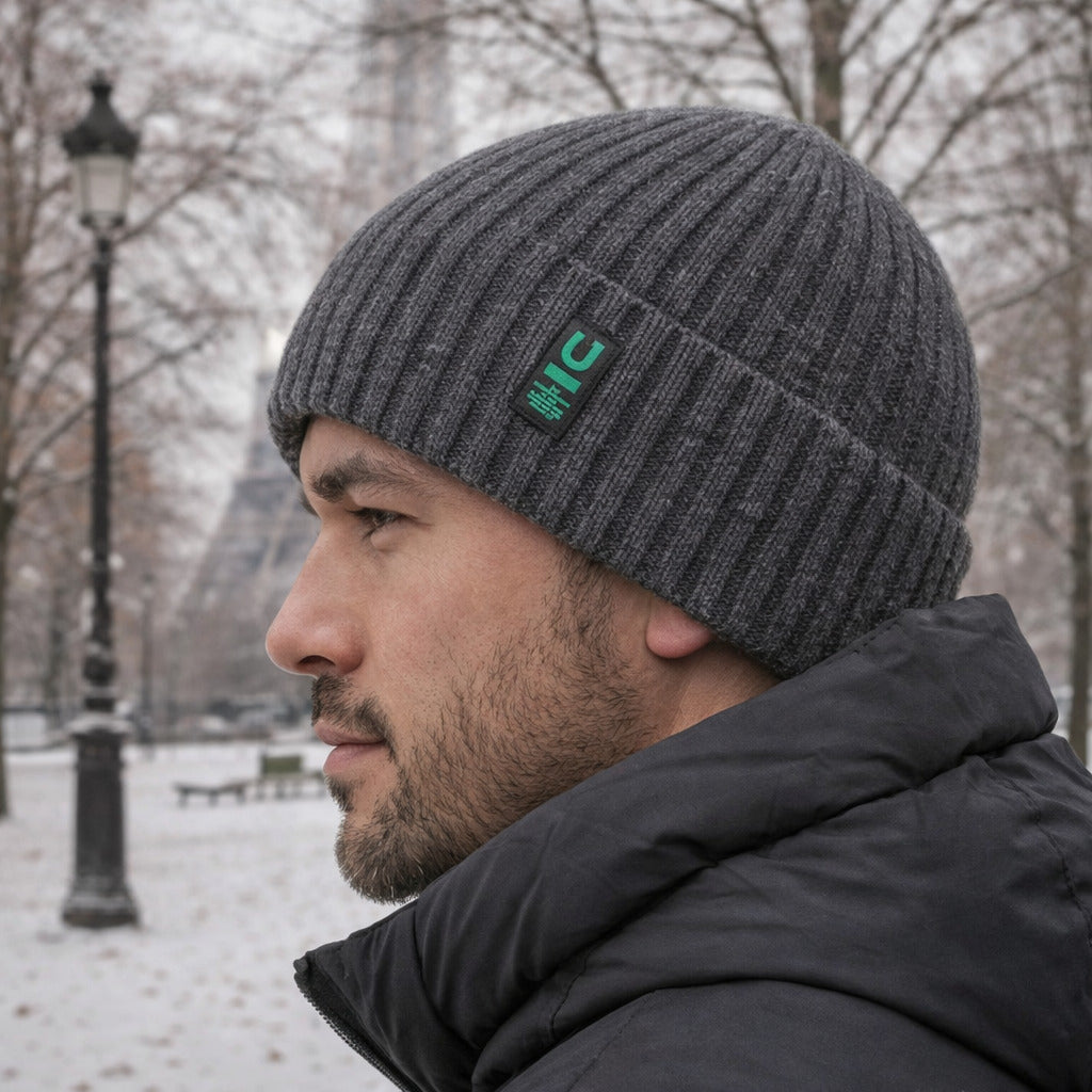 Bonnet tricoté gris avec doublure polaire visible
