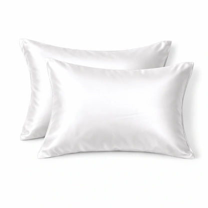 Chambre élégante avec taie d'oreiller en soie blanche