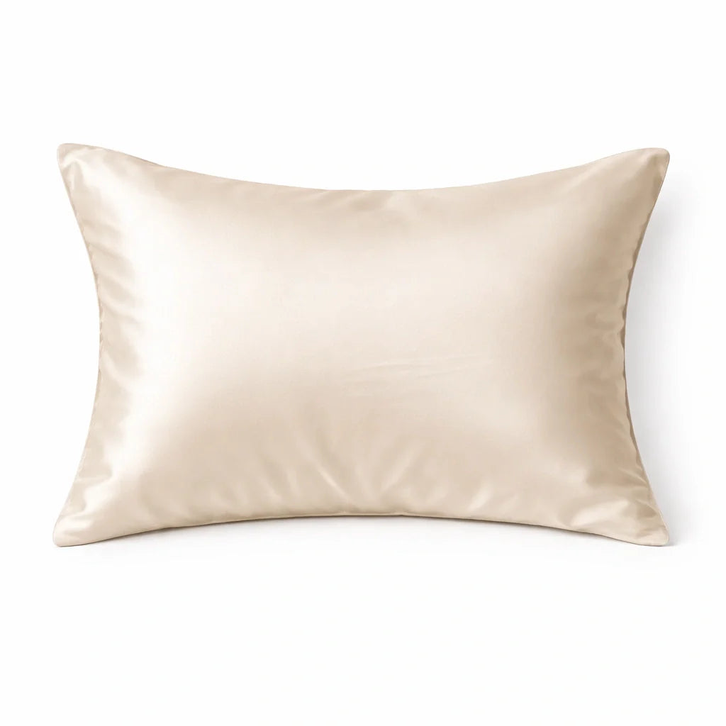 Gros plan sur texture soyeuse de la taie beige