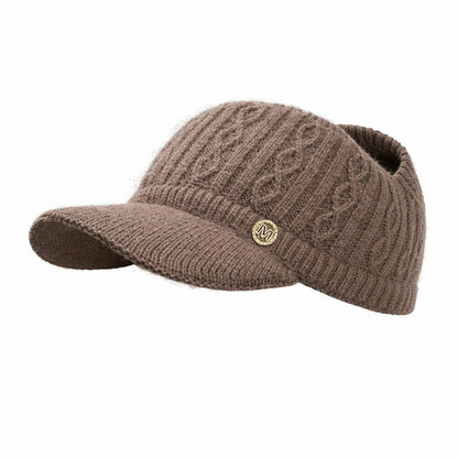 Femme ajustant un bonnet en maille torsadée beige