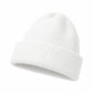 Femme portant le bonnet, souriante en extérieur enneigé