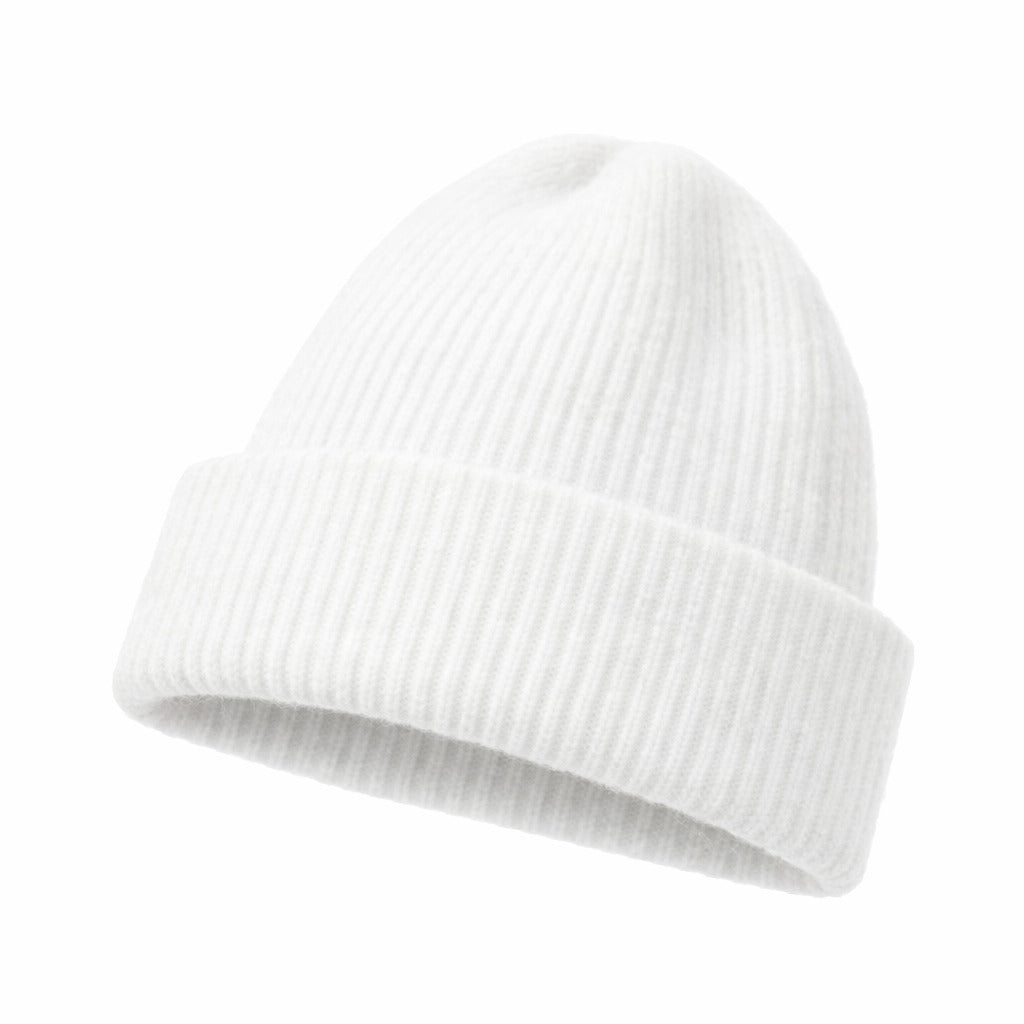 Femme portant le bonnet, souriante en extérieur enneigé