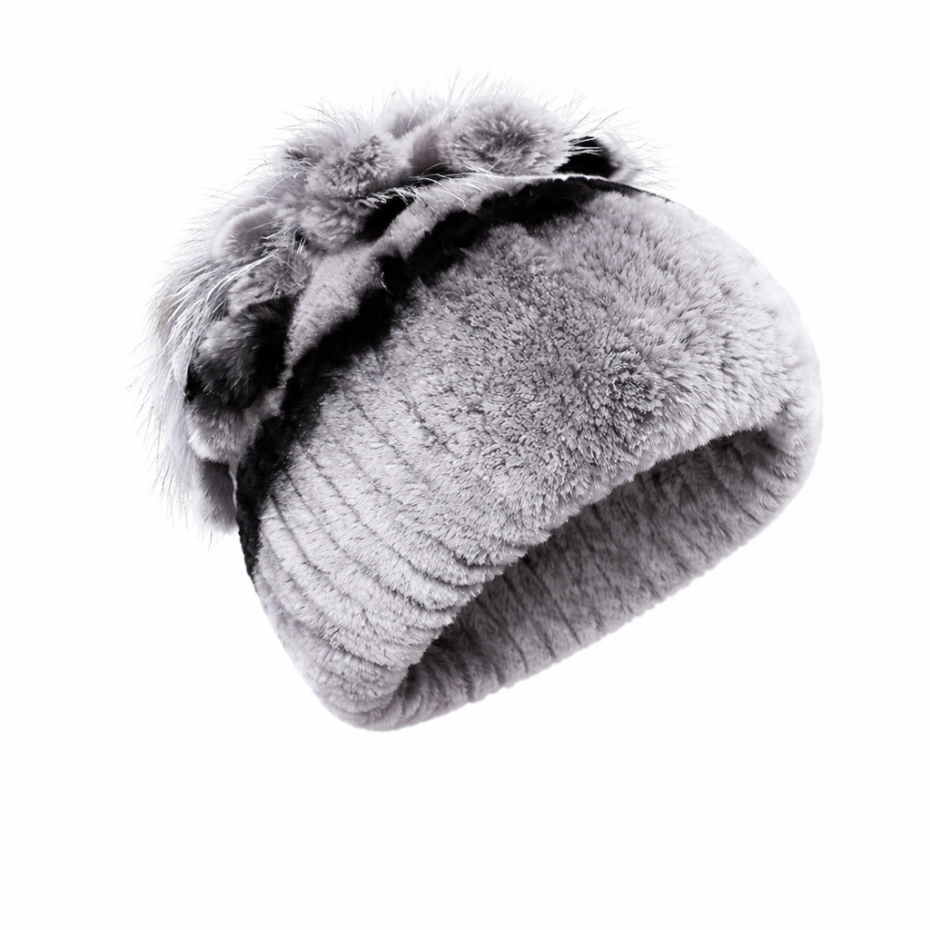 Bonnet en fausse fourrure vu de profil sur fond neutre