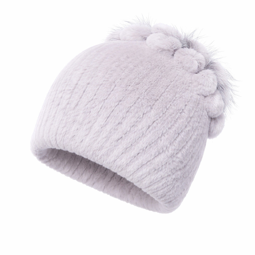Gros plan sur les coutures du bonnet en fausse fourrure