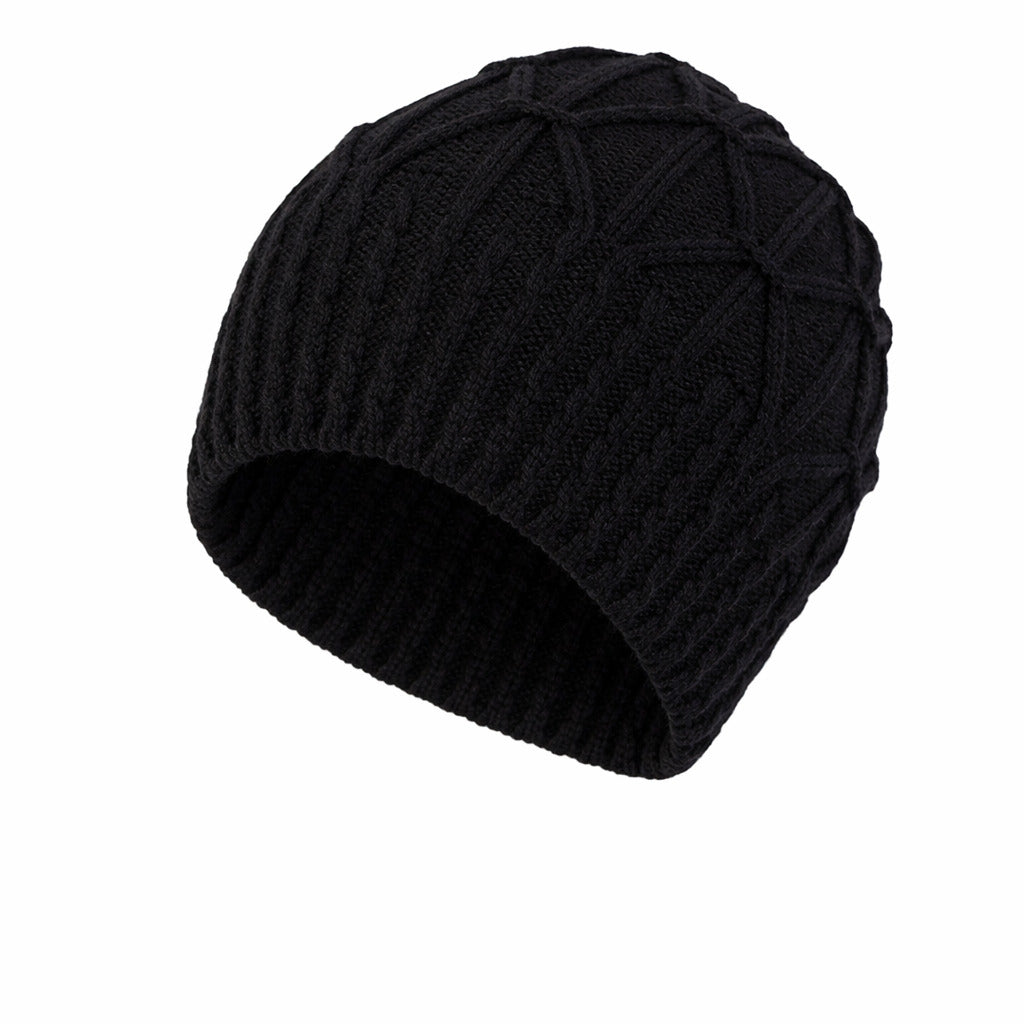 Bonnet en laine torsadée, couleur neutre, sur fond blanc