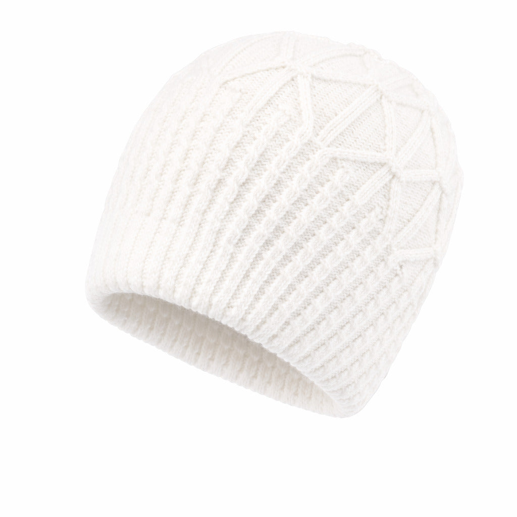 Vue rapprochée d'un bonnet en laine, motif géométrique