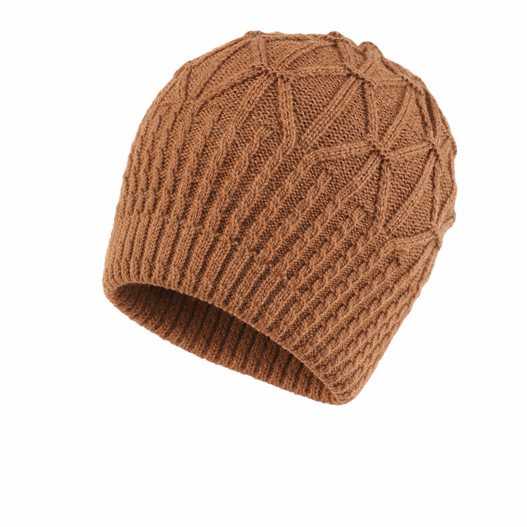 Bonnet en laine, motif torsadé, posé sur une surface en bois