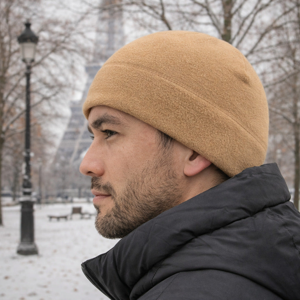 Homme portant un bonnet polaire noir en extérieur
