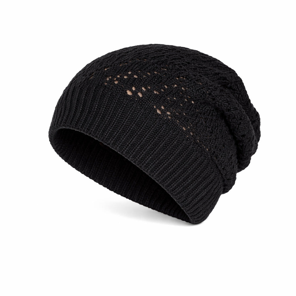 Collection de bonnets ajourés multicolores sur fond neutre