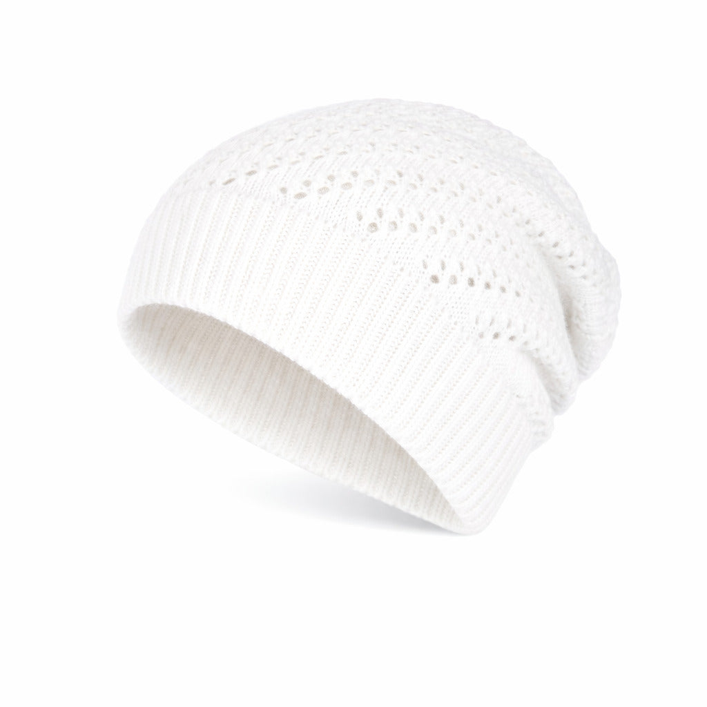 Détail de la texture respirante d'un bonnet en tricot blanc