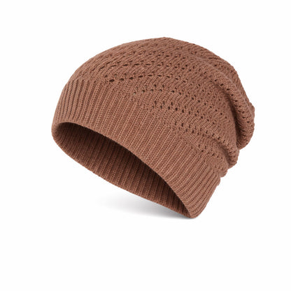 Bonnet ajouré marron sur mannequin en studio
