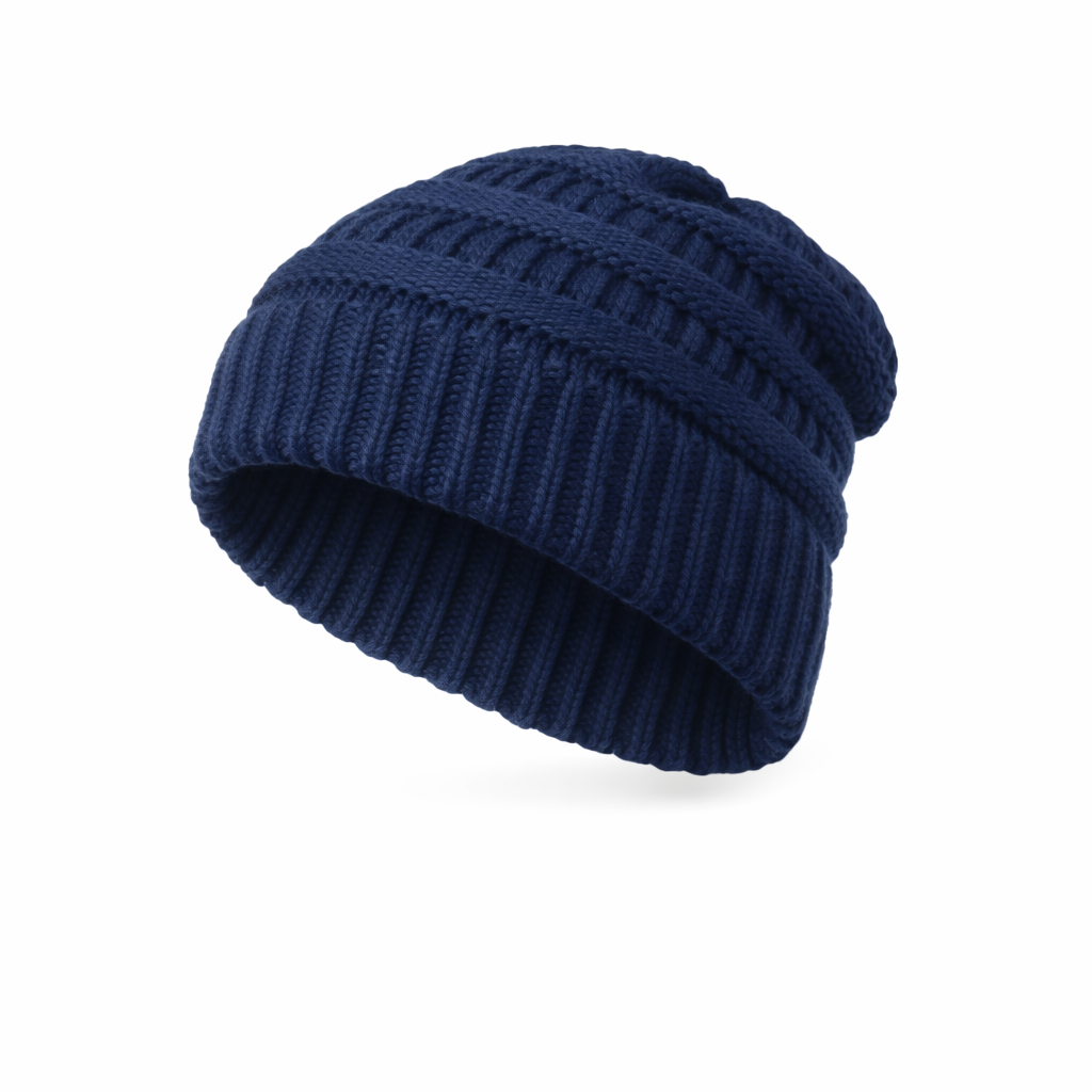Femme souriante avec bonnet, fond flou urbain