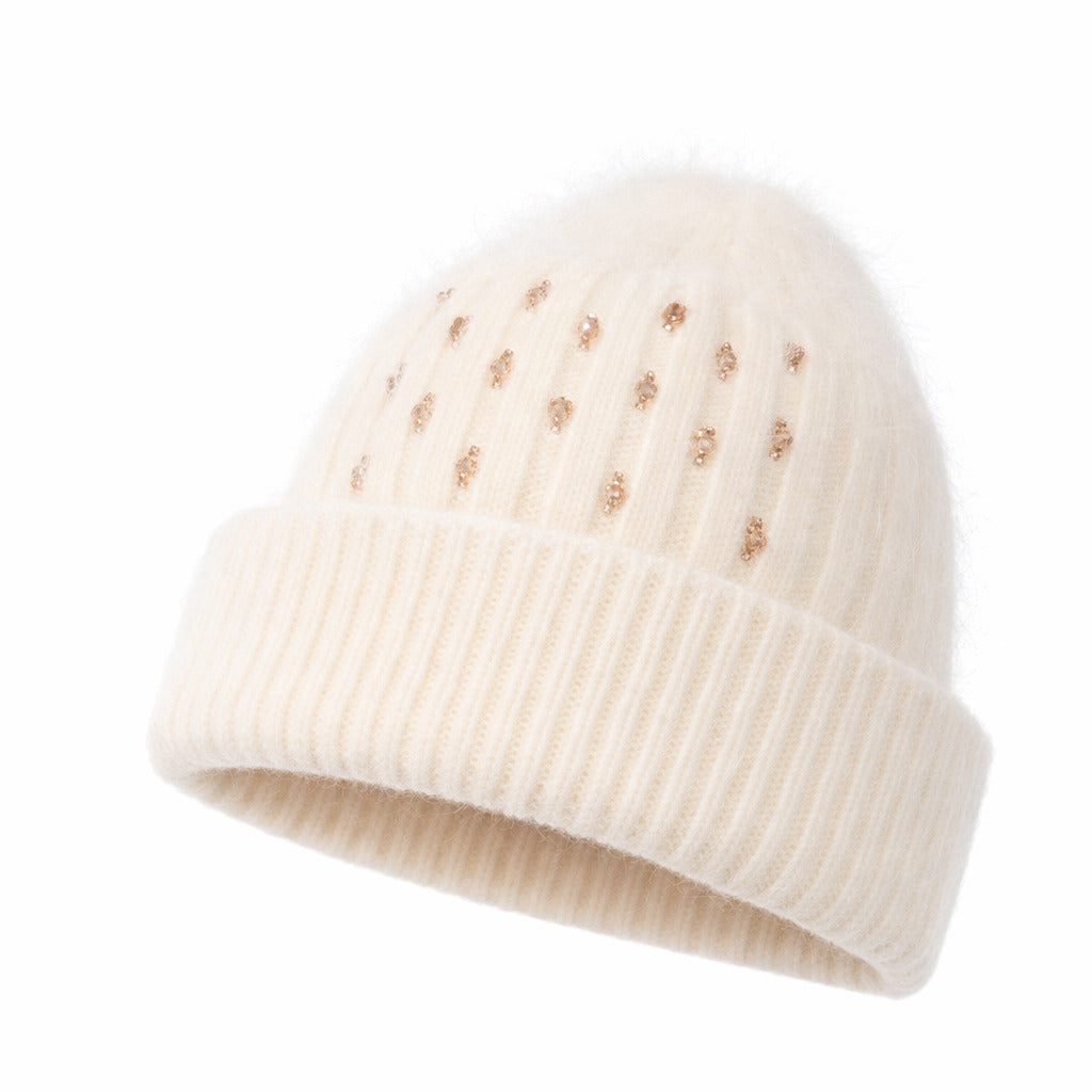 Bonnet élégant avec perles, posé sur un fond neutre