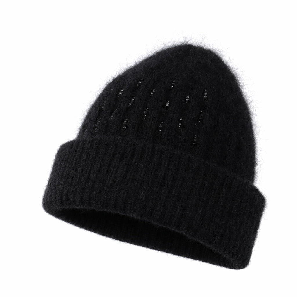 Bonnet posé sur une table, montrant sa texture douce