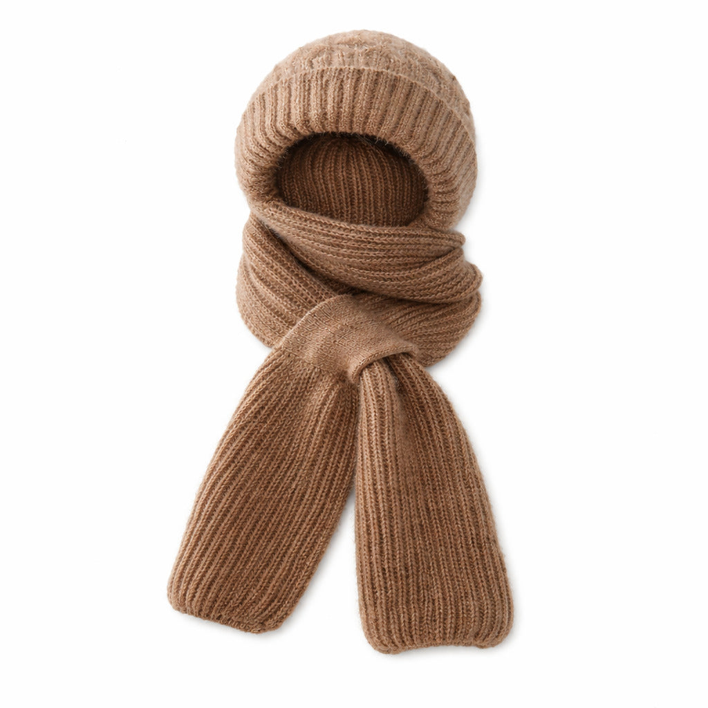 Femme souriante portant un bonnet couvrant, style hivernal