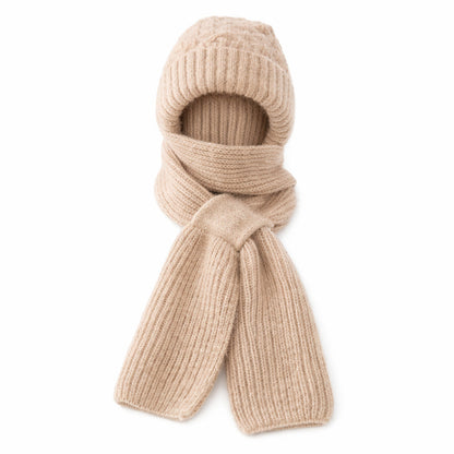 Femme en extérieur, bonnet couvrant, confort par temps froid