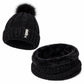 Bonnet porté, mettant en valeur son style chic