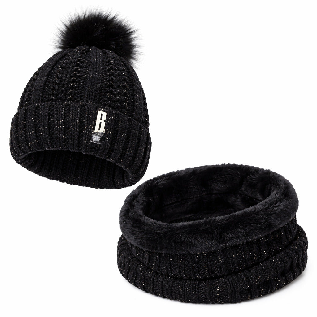 Bonnet porté, mettant en valeur son style chic