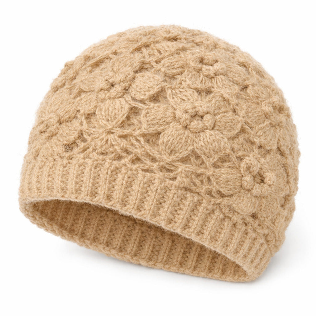 Vue latérale d'un bonnet élégant avec fleurs crochetées