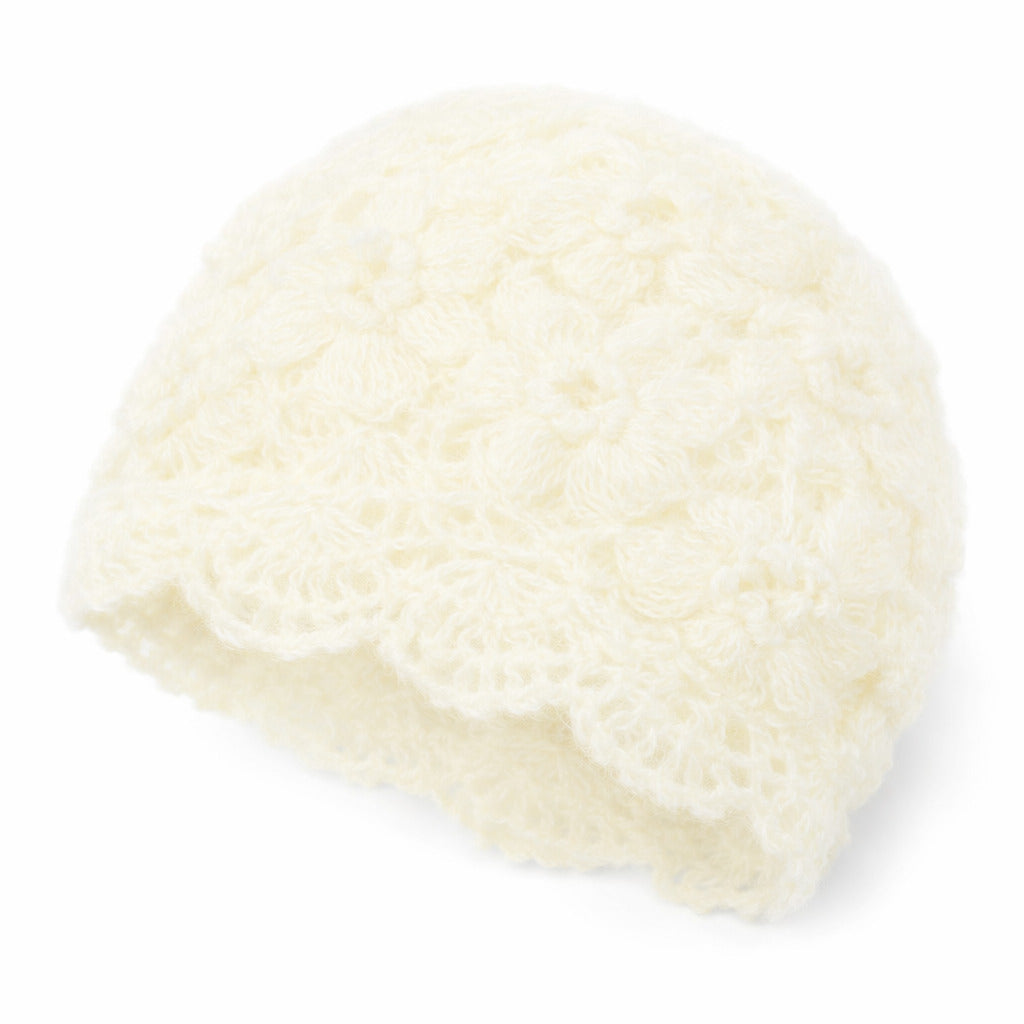 Motif floral détaillé sur un bonnet en laine