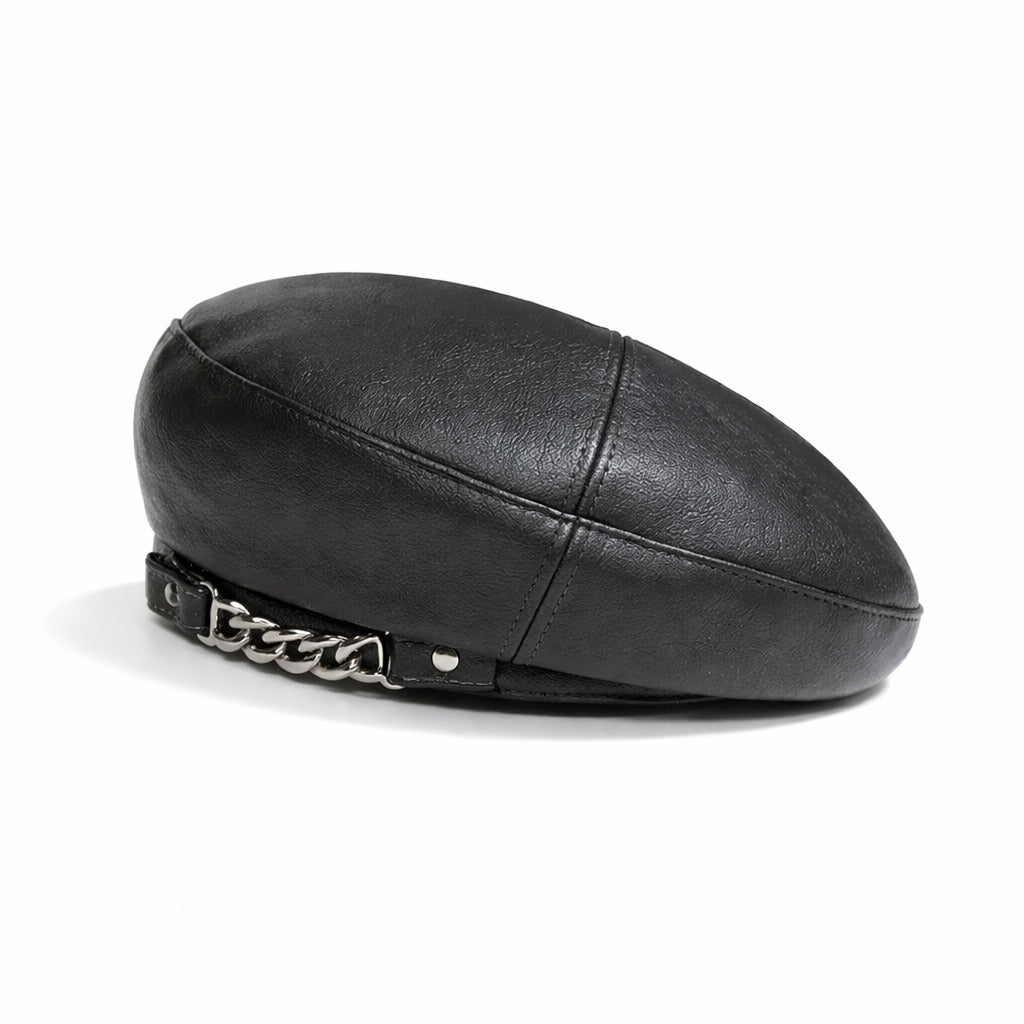 Vue de dessus d'un béret en cuir noir, chaîne visible