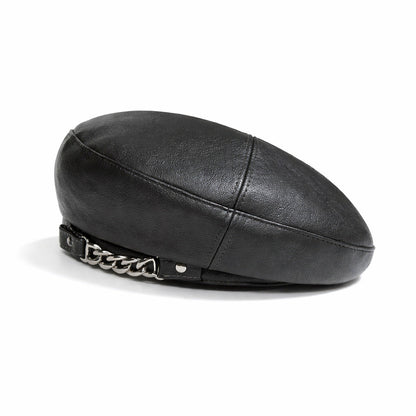 Vue de dessus d'un béret en cuir noir, chaîne visible