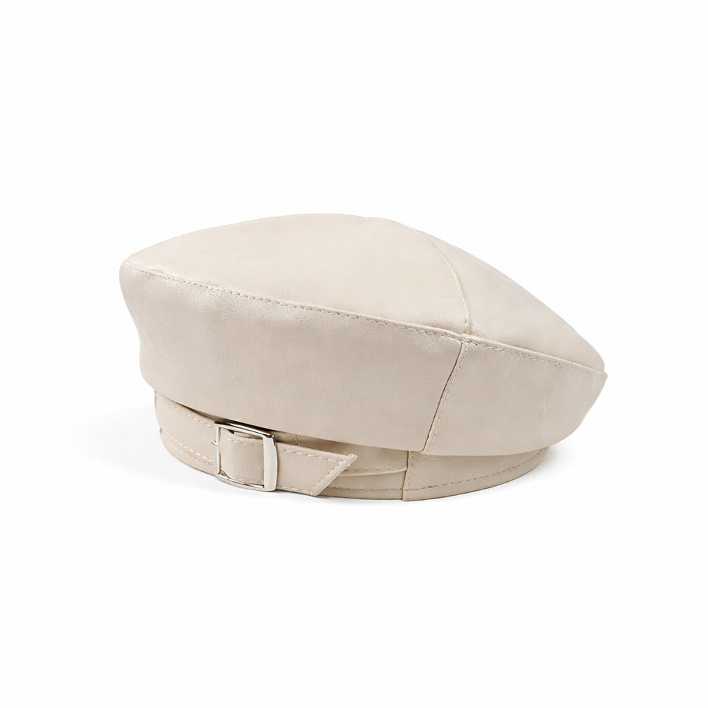Détail de la couture d'un béret en cuir noir