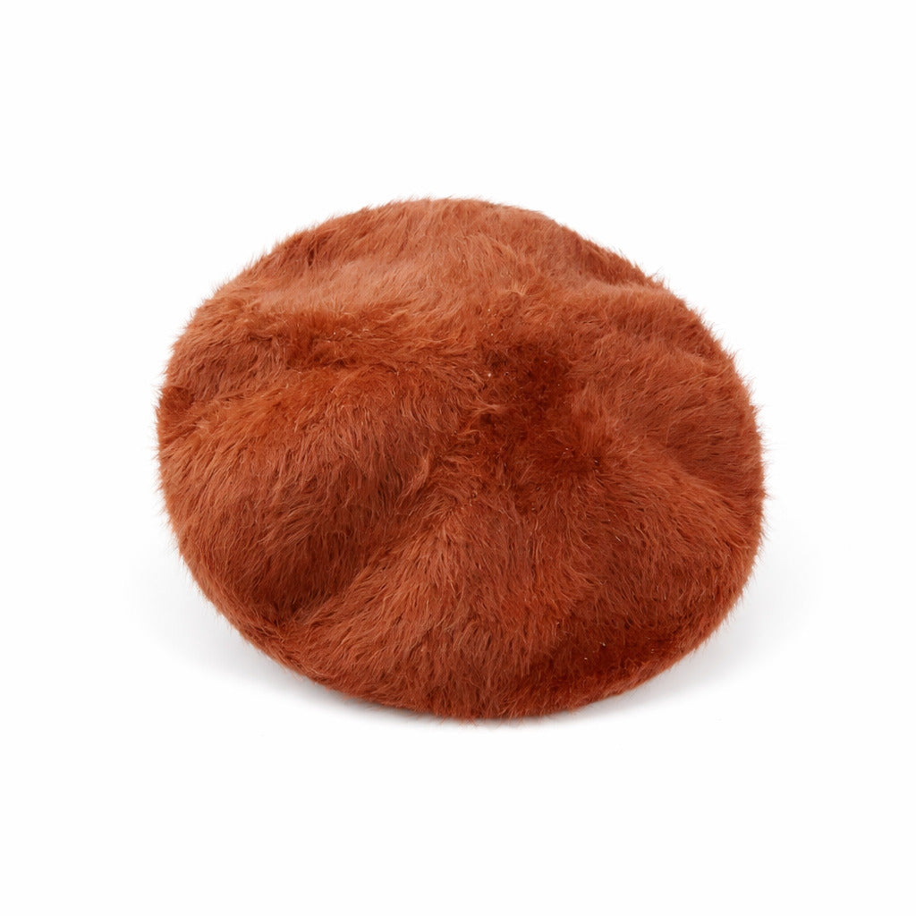 Béret en fourrure camel avec lumière naturelle