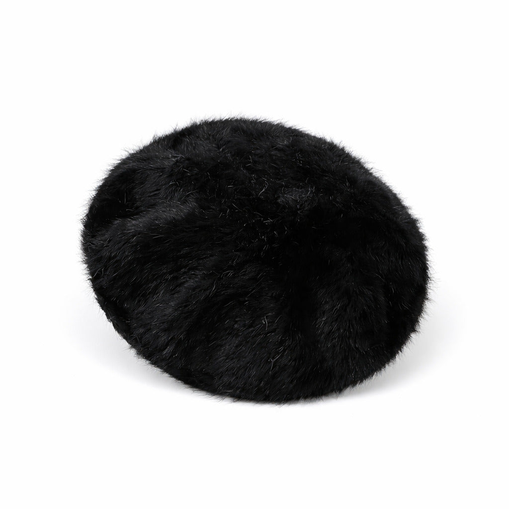 Vue latérale d'un béret élégant en fourrure camel