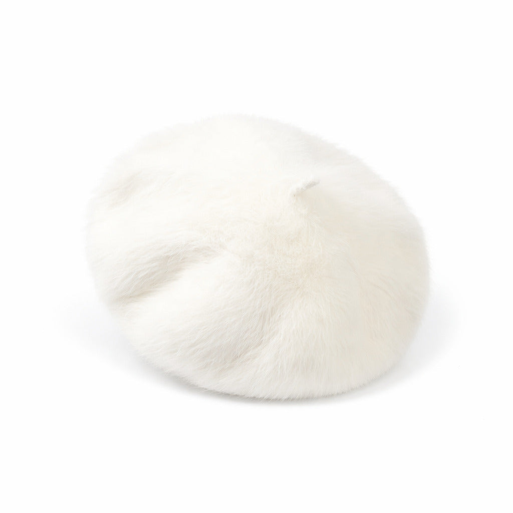 Gros plan sur la texture douce du béret en fourrure