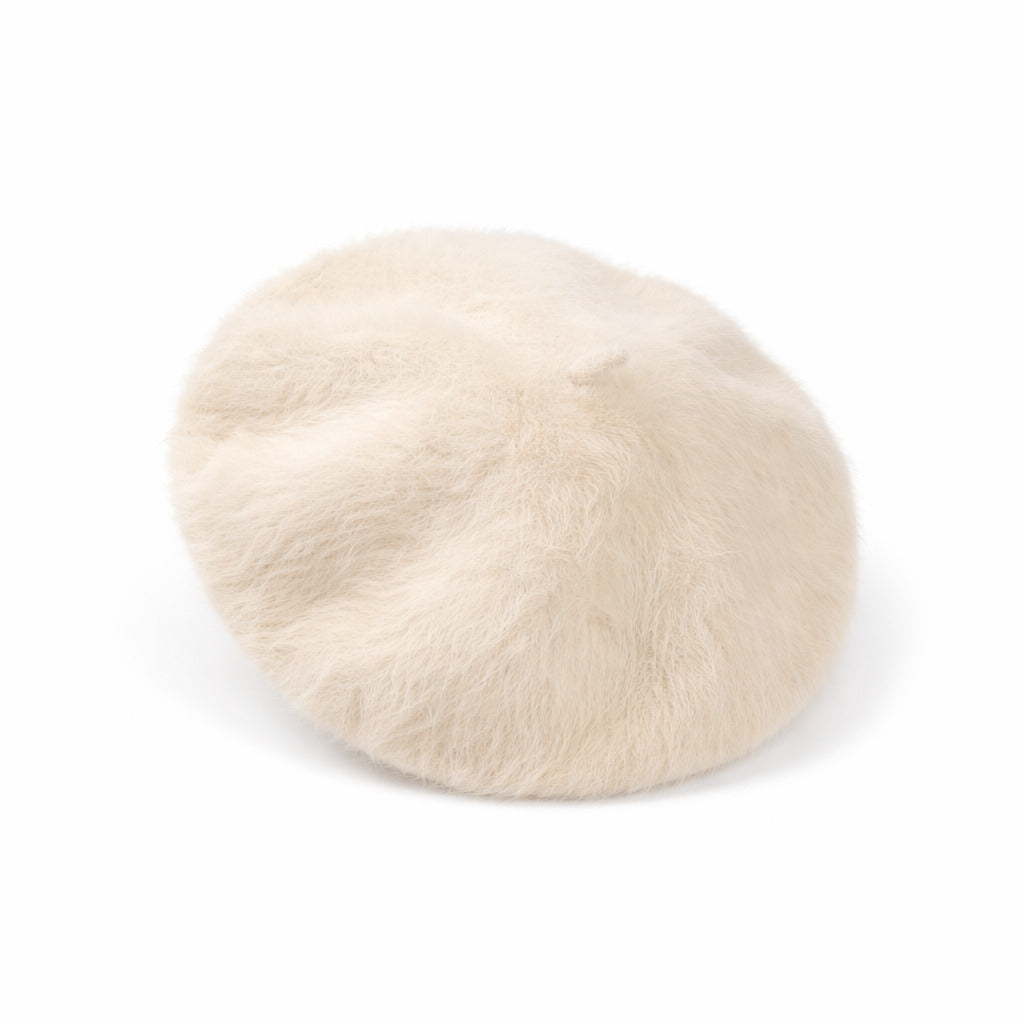 Béret féminin en fourrure camel sur fond neutre