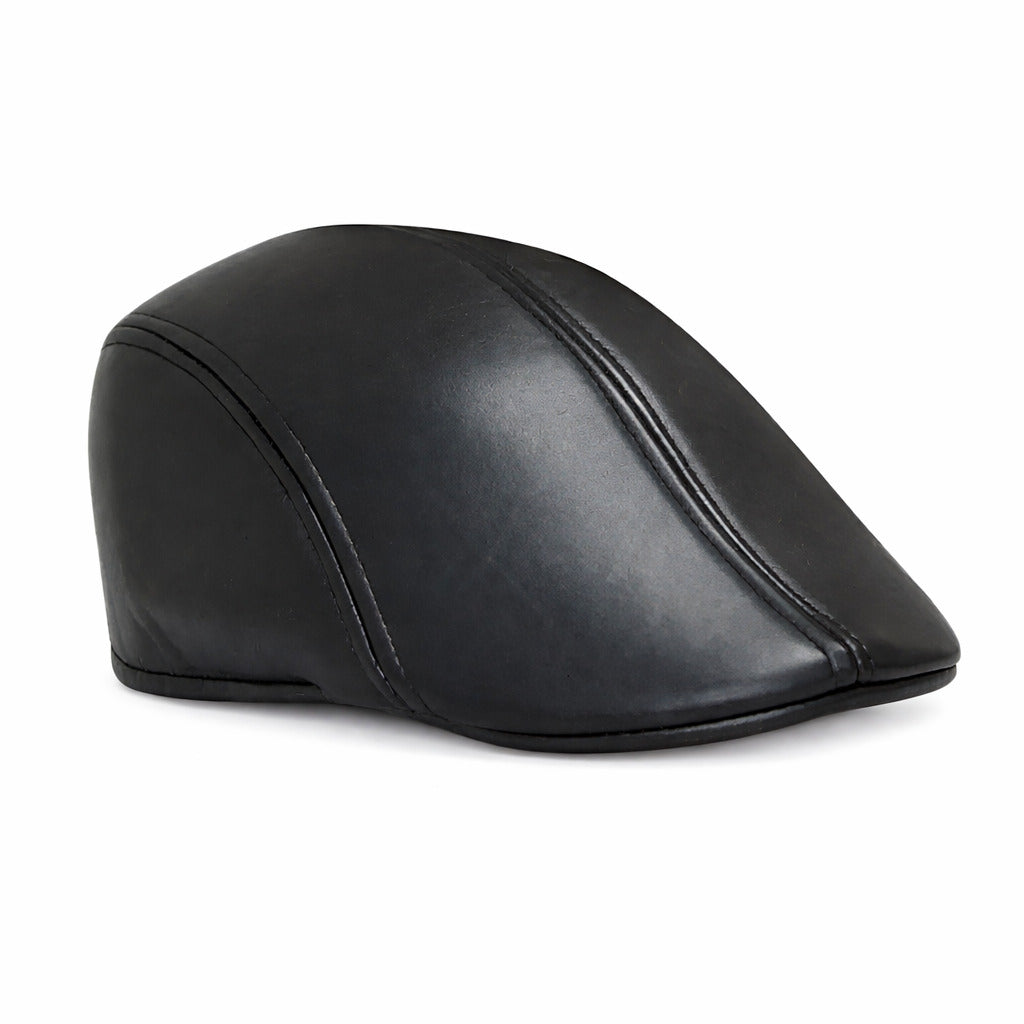 Béret en similicuir noir, vue arrière sur mannequin
