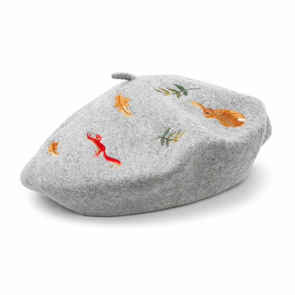 Vue latérale d'un béret en coton, texture visible