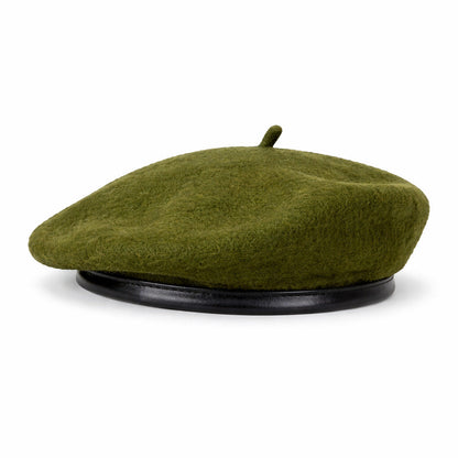 Béret militaire sur fond neutre, texture visible