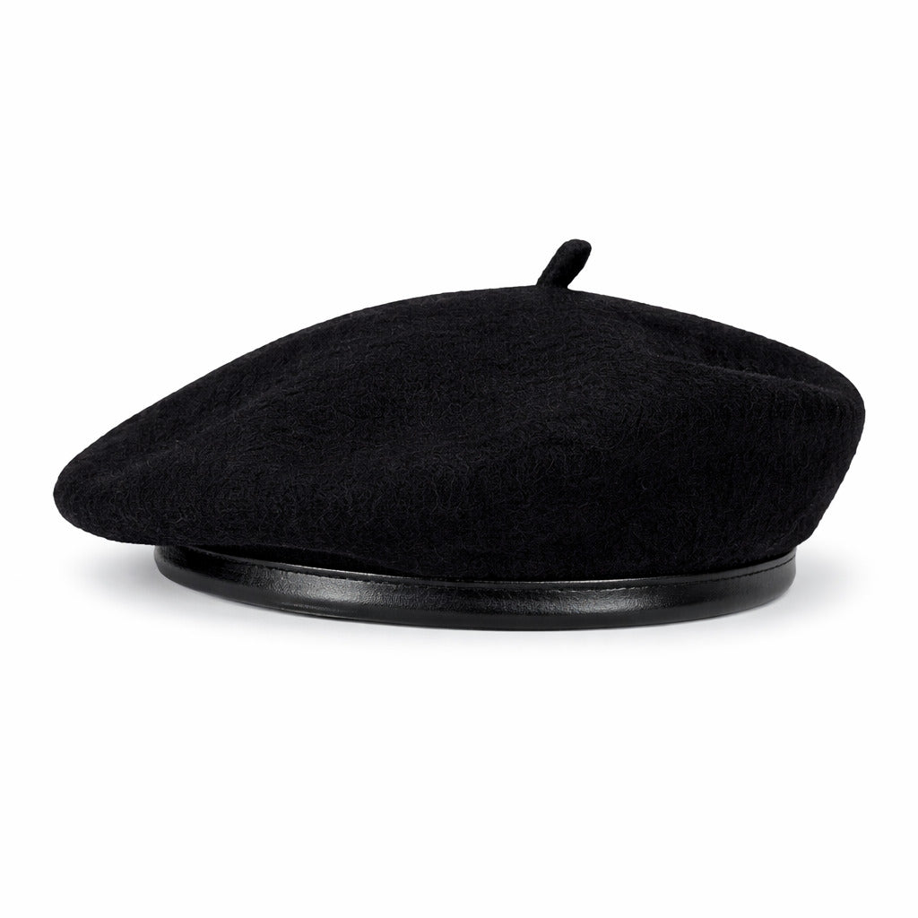 Homme souriant portant un béret, arrière-plan flou