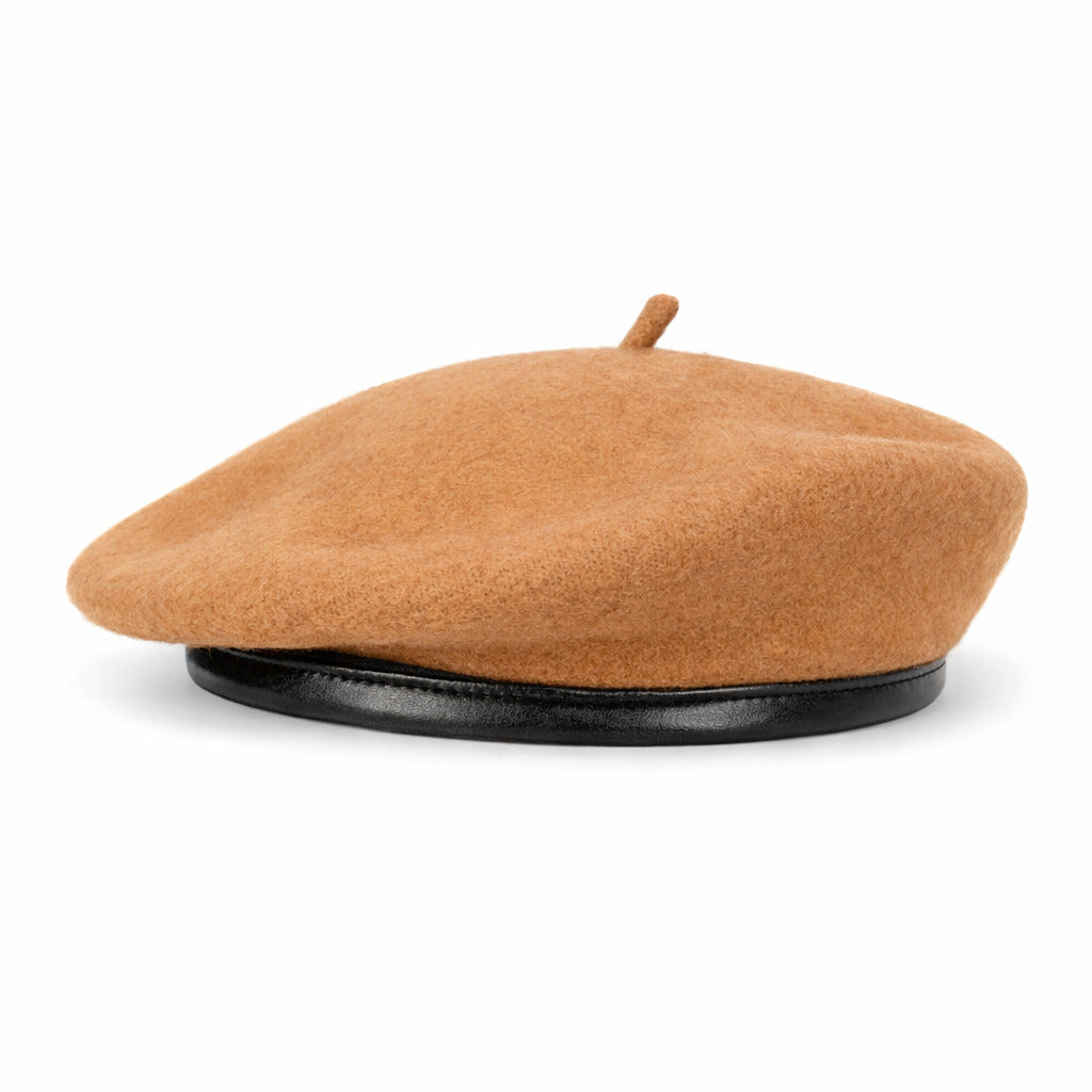 Béret sur une étagère, lumière naturelle