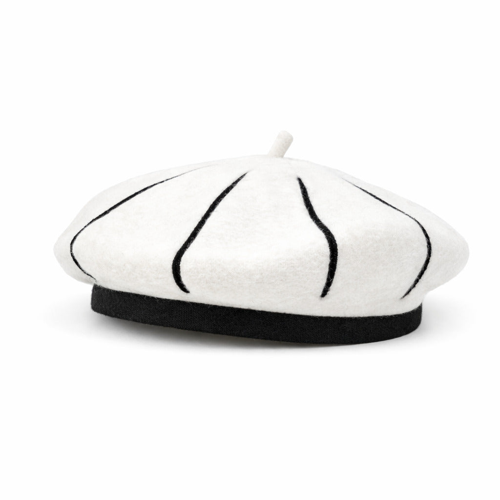 Béret en laine marron sur fond blanc, style minimaliste