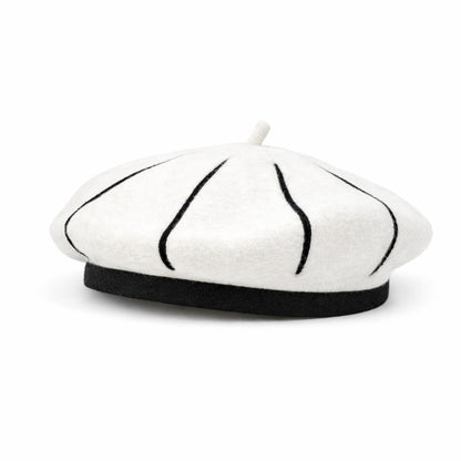 Béret en laine marron sur fond blanc, style minimaliste