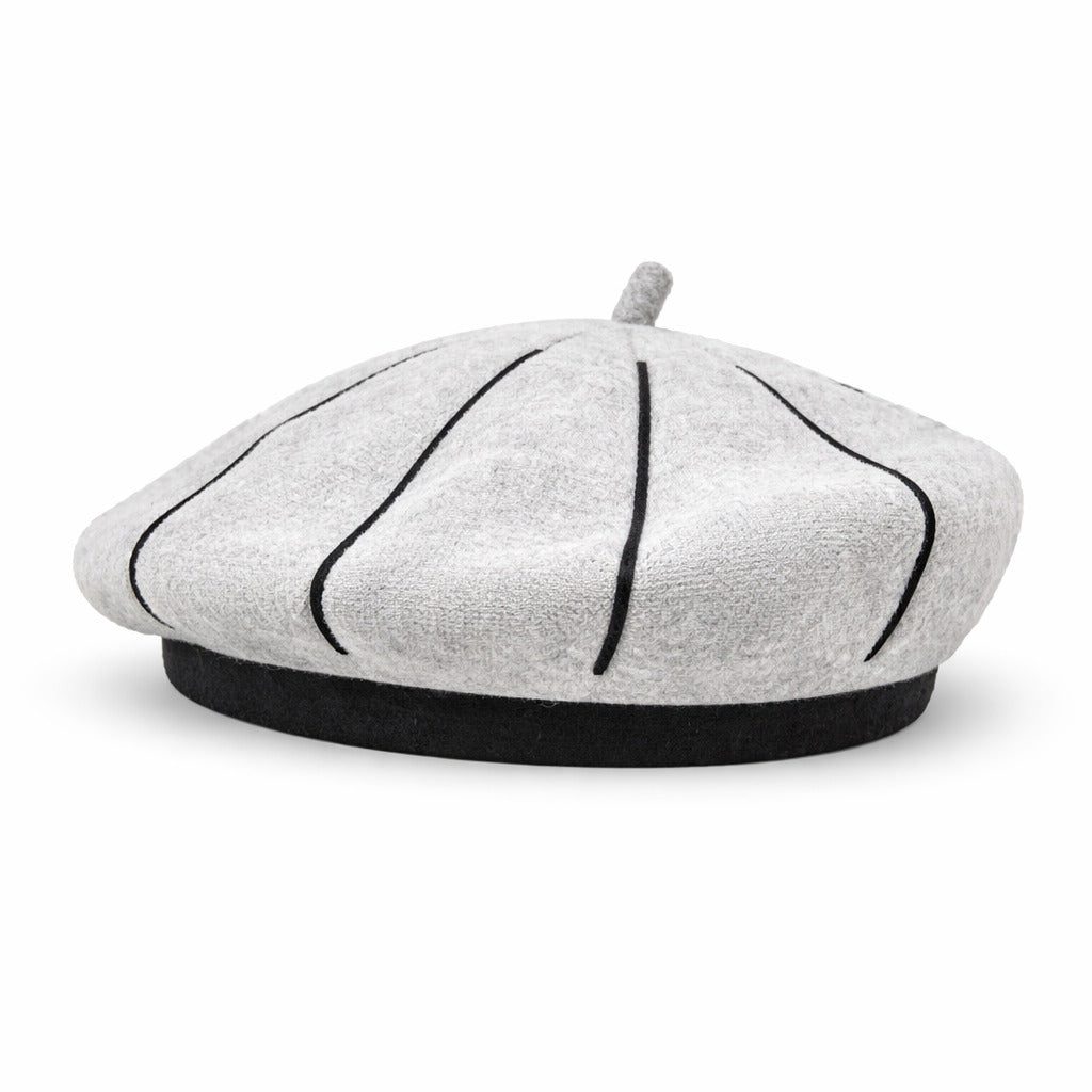 Détail d'un béret en laine avec bordure fine