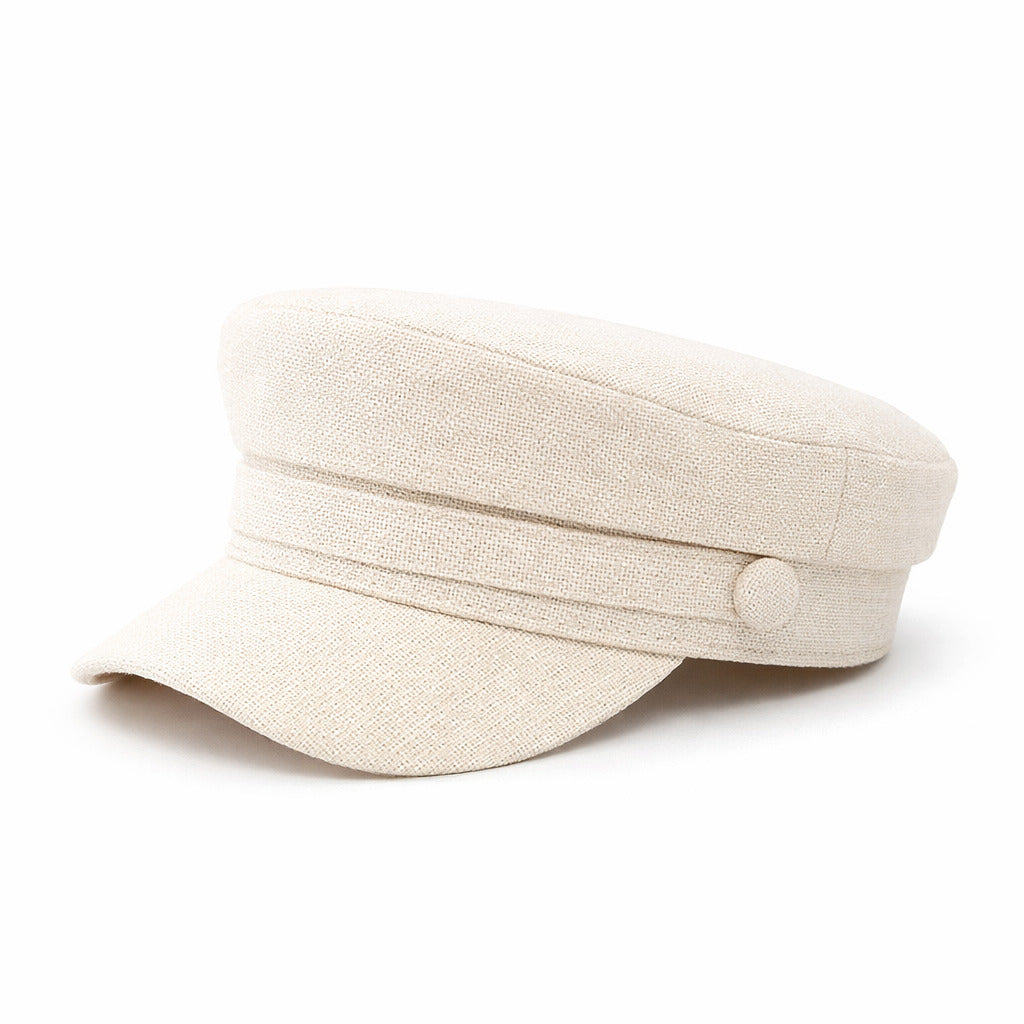Béret féminin sur fond blanc, vue de dessus