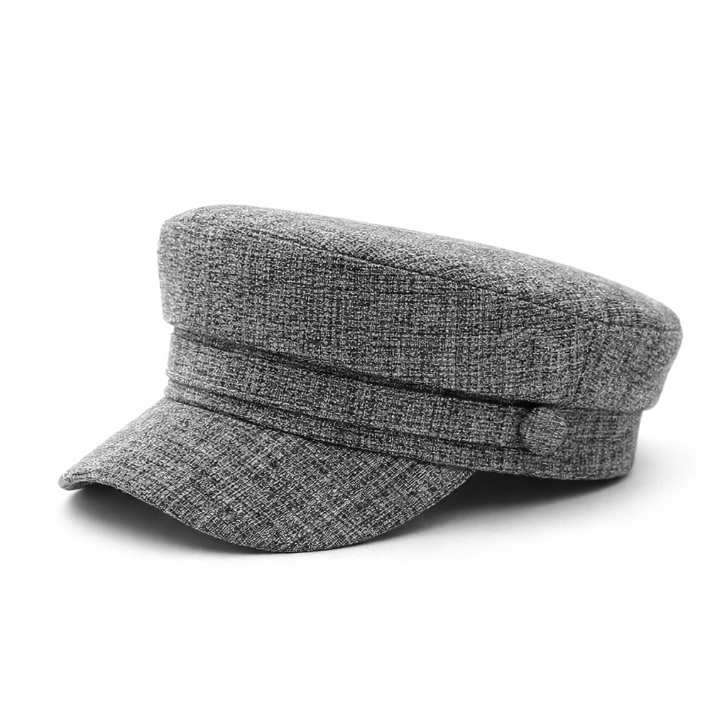 Femme souriante portant un béret, vue de face