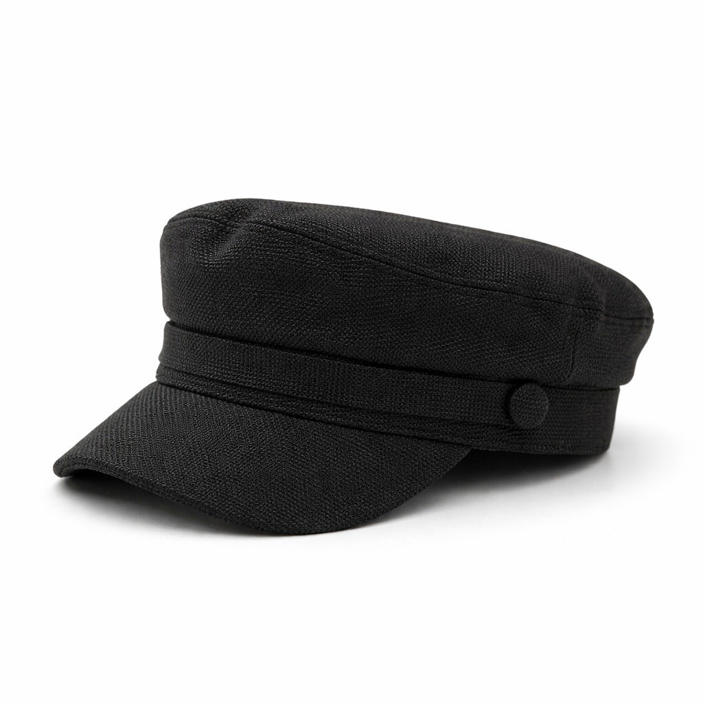 Béret posé sur un banc en extérieur, lumière naturelle