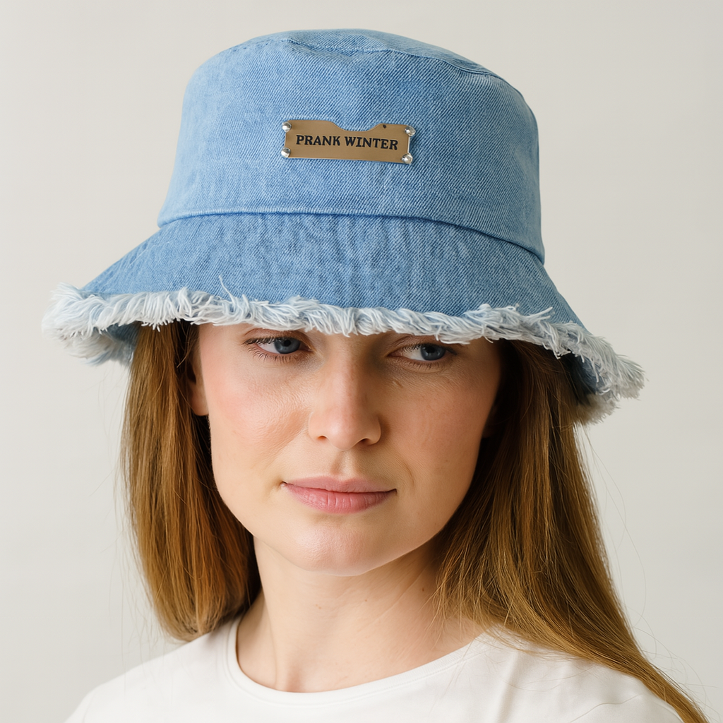 Bob en denim clair avec bords effilochés visibles