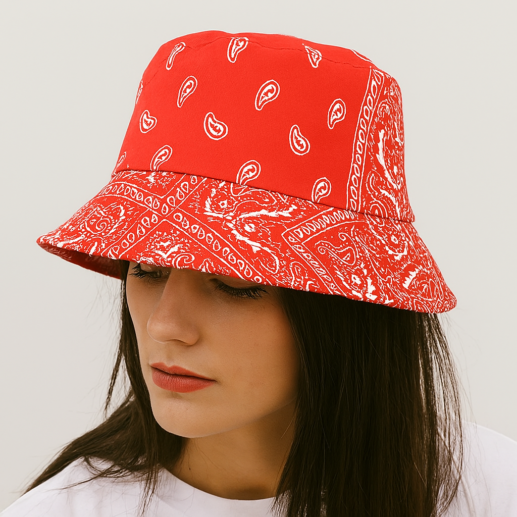 Bob noir à motif bandana, style urbain, vue latérale