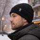 Homme portant un bonnet en coton tricoté gris