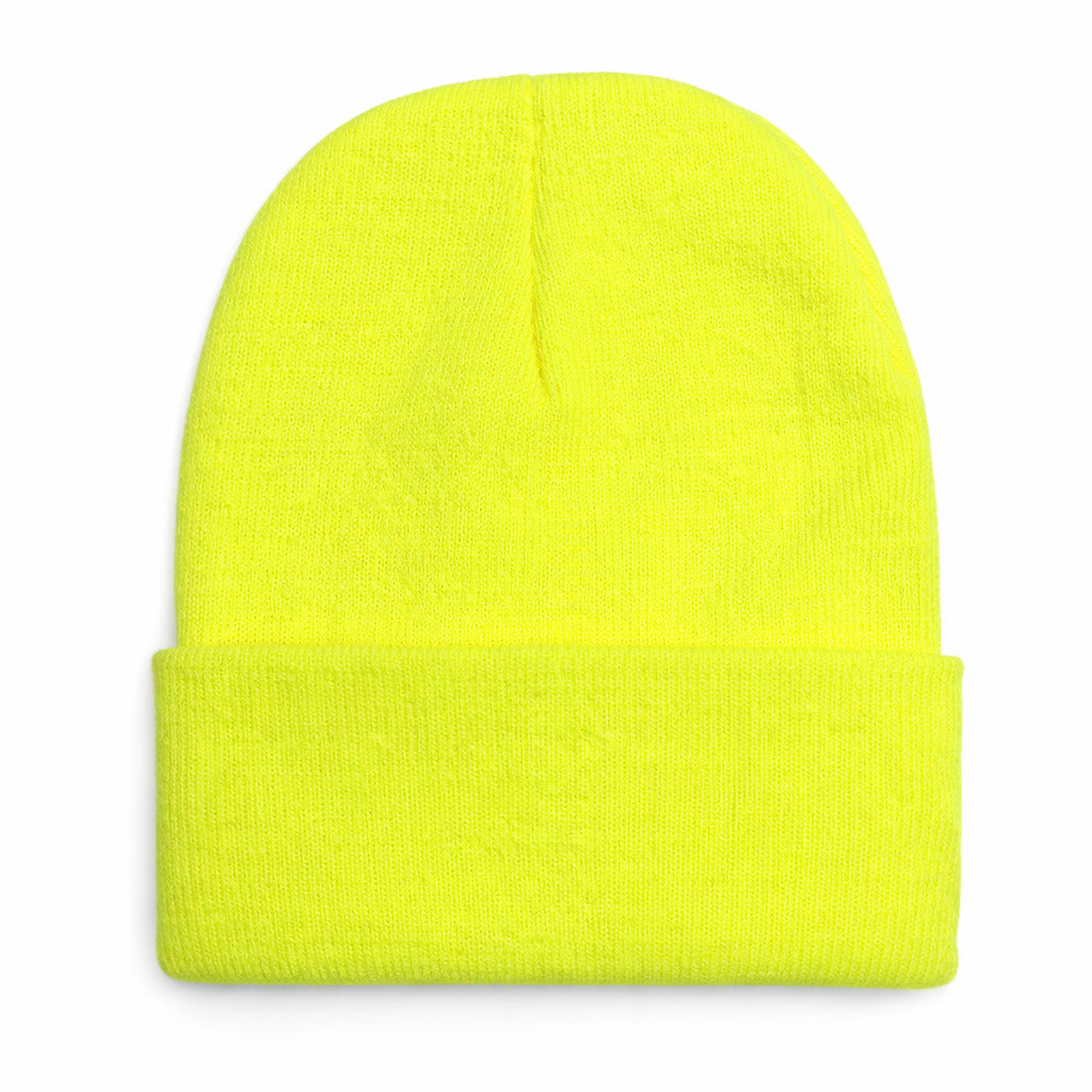 Personne portant un bonnet fluo lors d'une promenade en ville