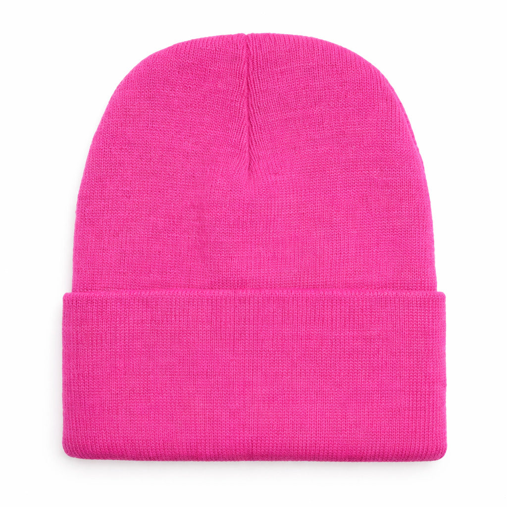 Bonnet fluo posé sur une table en bois