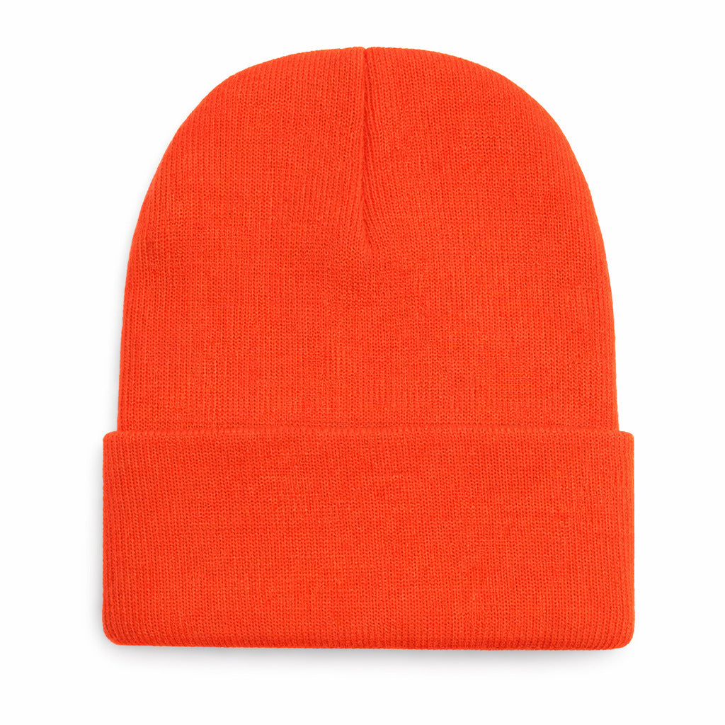 Vue latérale d'un bonnet fluo en extérieur