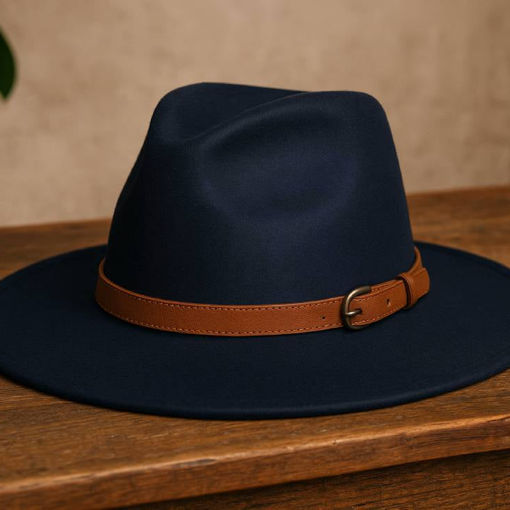 Chapeau Fedora en laine vu de côté, montrant sa texture et son bord large