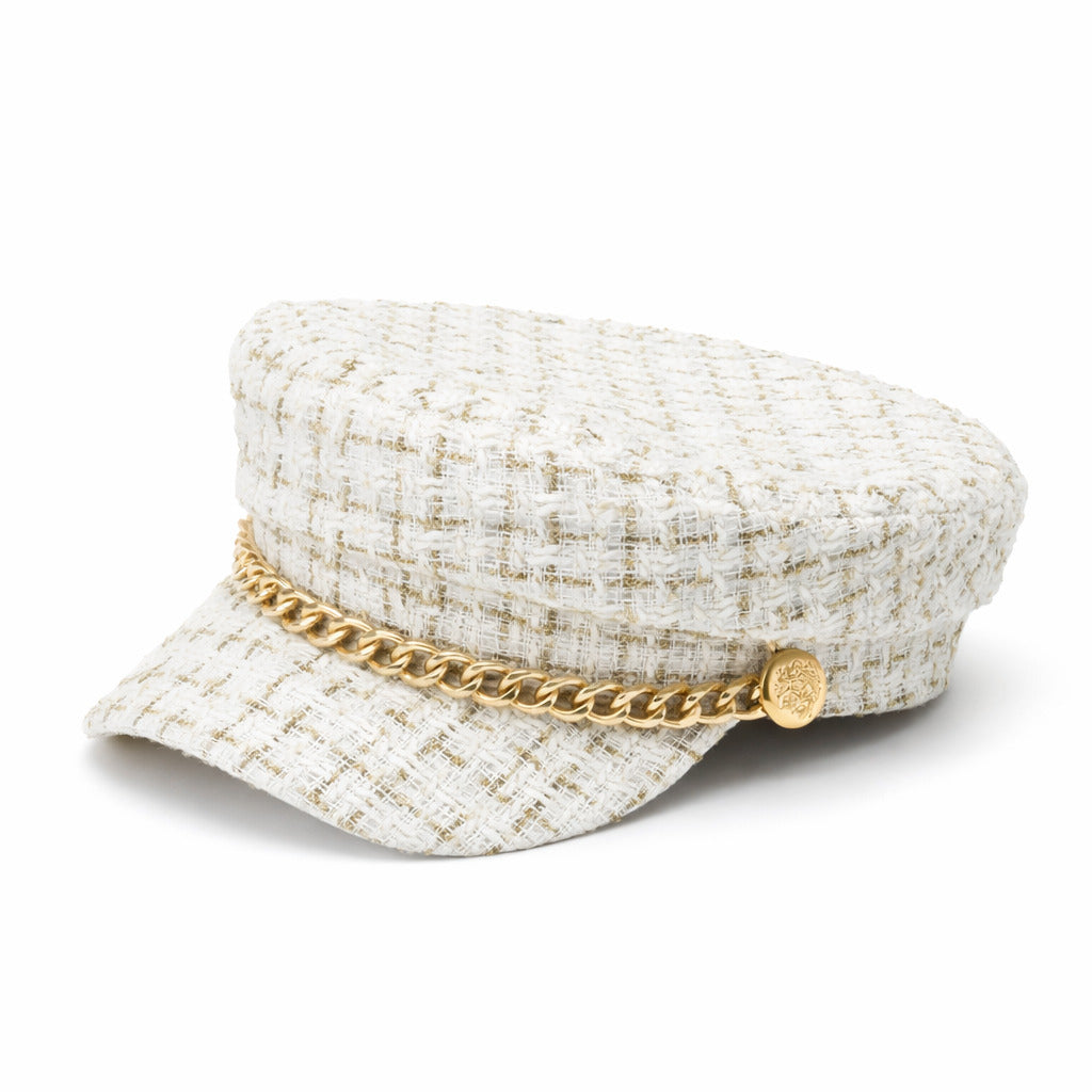 Détail de la chaîne dorée sur un béret noir
